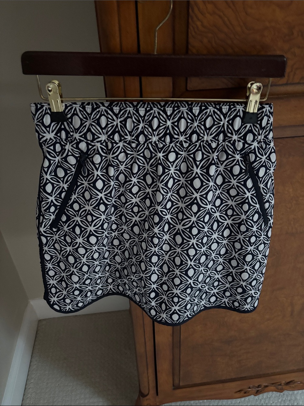 Talbots lightweight stretch woven SKORT. Geo Print. Navy. Size XS